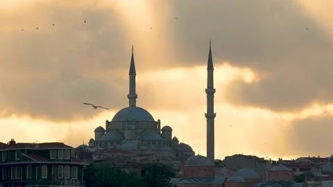 Sunset Timelapse Mosque, Dramatic Fast Motion Clouds, birds Vídeo Stock 142988806