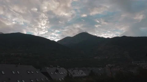 Sunset timelapse in the mountains with cloudy sky Video stock 138956603