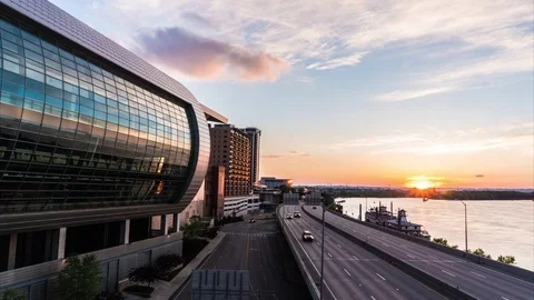 Sunset timelapse of Ohio River and highway running through Louisville KY Vidéo 113770221