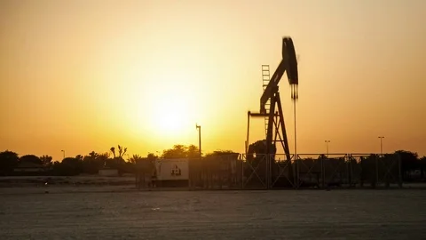 Sunset Timelapse of Oil Pump Jack Kingdom of Bahrain 库存影片 75648858
