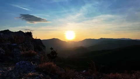 Sunset timelapse over Cevennes mountain ridges from Monoblet, sun to dusk 库存影片 348709391