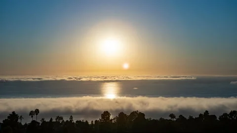 Sunset timelapse over ocean with dancing clouds Stock-Footage 225127643