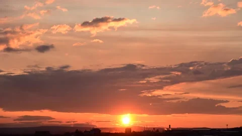 Sunset timelapse over the outskirts of a small town with moving clouds in the Video stock 156289927