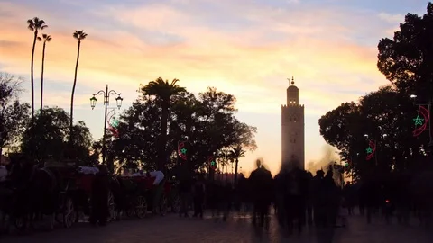 Sunset timelapse over palm trees and the Koutoubia Mosque, in Marrakech. Vidéo 79753781