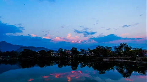 Sunset Timelapse over Phewa Lake in Pokhara, Nepal Stockbeeldmateriaal 343721168