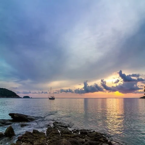 Sunset timelapse over Phuket island skyline and the Andaman sea, Thailand 스톡 동영상 69554176