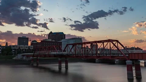 Sunset timelapse at a pedestrian bridge in Des Moines, Iowa Vidéo 150312602