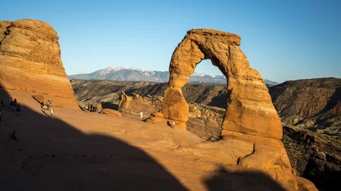 Sunset Timelapse with People at Delicate Arch, Arches National Park Vidéo 129039429