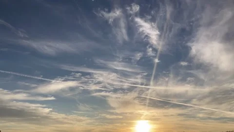 Sunset timelapse with whispy clouds and jet contrails Video stock 264769433