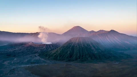 Sunset at the top of the active volcano Bromo. The volcano spews smoke. Java 스톡 동영상 255785271