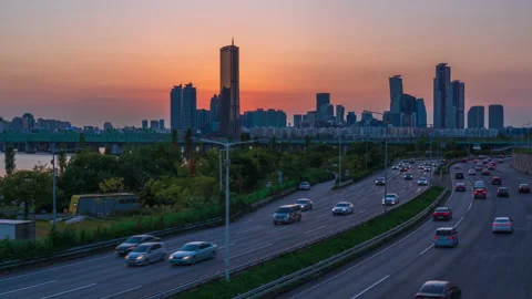 Sunset traffic 63 Zoom out Stock Footage 162730890