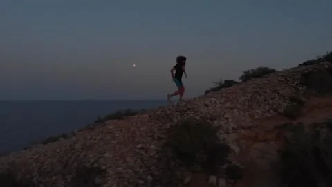 Sunset Trail Running with Moon in Background next to the Sea Vídeos de archivo 136285869