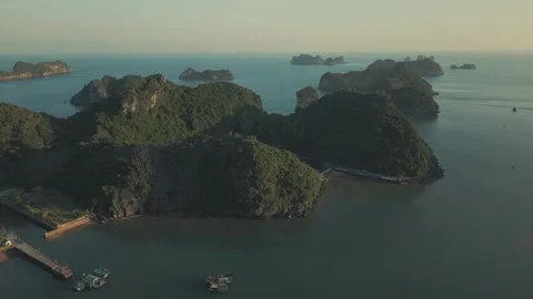 Sunset Tranquility in Ha Long Bay's Floating Fishing Villages, Vietnam 库存影片 265125072