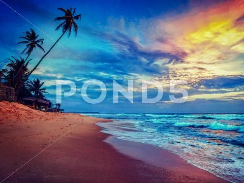 Sunset on tropical beach Stock-Fotos