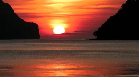 Sunset on a tropical island. 스톡 동영상 63762705