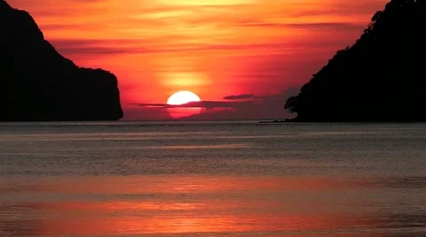 Sunset on a tropical island. 스톡 동영상 63762715