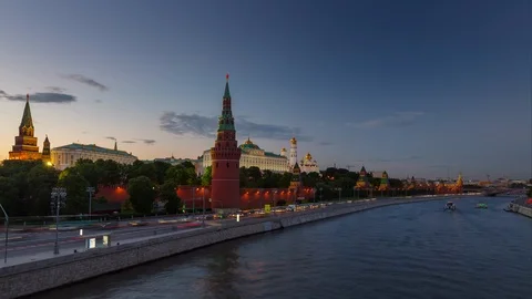 Sunset twilight moscow river kremlin traffic bay panorama 4k timelapse russia Stock Footage 86409589