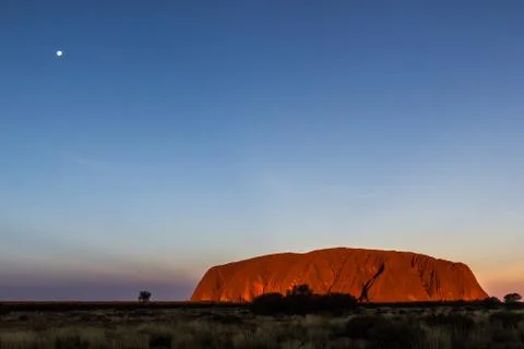 Sunset at Uluru with the moon, ayers Rock, the Red Center of Australia, Austr Stock-Fotos