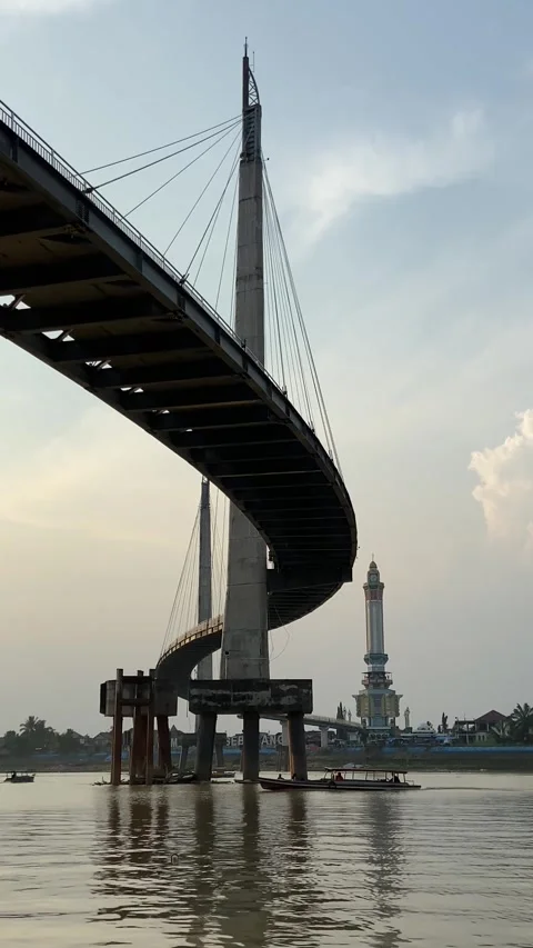 Sunset under the pedestrian bridge Video stock 276675969