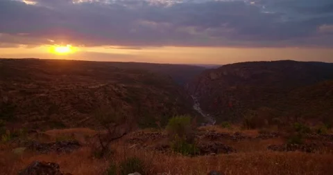 Sunset at the valley Stockbeeldmateriaal 143263782