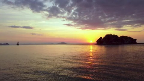 Sunset view from beach near Labuan Bajo Video stock 261164174