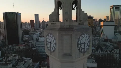 Sunset view of the clock tower and city buildings in Buenos Aires 스톡 동영상 334772718