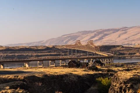 Sunset view of The Dalles bridge over the Columbia River that separates Foto stock