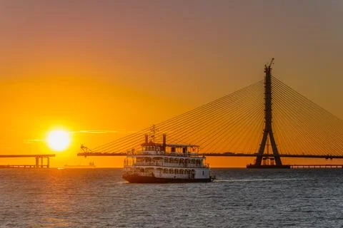 Sunset view of Danjiang Bridge and ferry in Tamsui, Taiwan Foto stock