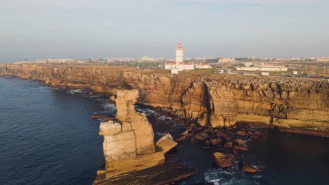 Sunset view of the dramatic sea stack and towering cliffs of Cabo Carvoeiro Video stock 321976313