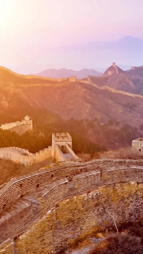 Sunset view from a drone over the Great Wall of China Vídeos de archivo 335075468