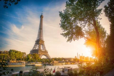 Sunset view of Eiffel tower and Seine river in Paris, France. Architecture and Stockfoto's