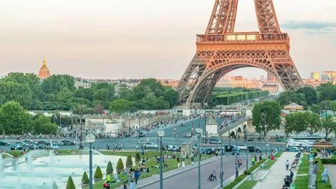 Sunset view of Eiffel Tower timelapse with fountain in Jardins du Trocadero.. Stock Photos