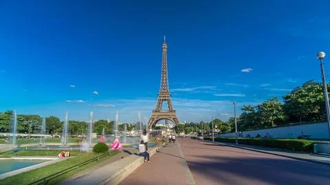 Sunset view of Eiffel Tower timelapse hyperlapse with fountain in Jardins d.. Stock Photos