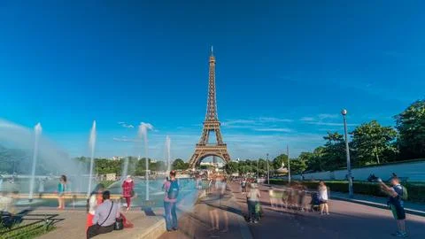 Sunset view of Eiffel Tower timelapse hyperlapse with fountain in Jardins d.. Stock Photos