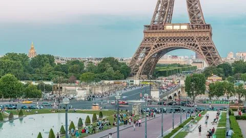Sunset view of Eiffel Tower timelapse with fountain in Jardins du Trocadero i Stock Photos