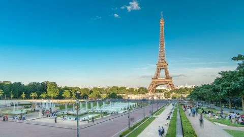 Sunset view of Eiffel Tower timelapse with fountain in Jardins du Trocadero i Stock Photos