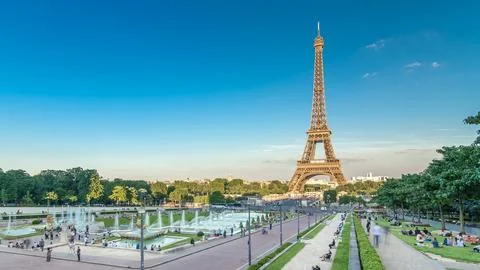 Sunset view of Eiffel Tower timelapse with fountain in Jardins du Trocadero i Stock-Fotos