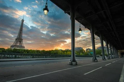 Sunset view of the Eiffel Tower from under a bridge on a serene Paris evening Foto stock