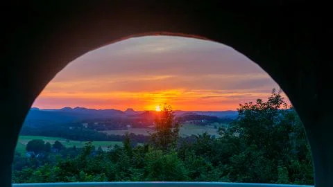 Sunset View Framed by an Arch at Ruzenka Lookout Foto stock