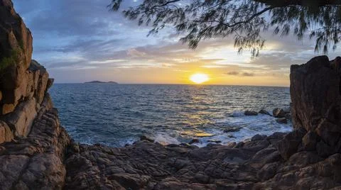 Sunset view of the Indian Ocean from Pointe Ste Marie, Praslin Island Seychelles 스톡 사진