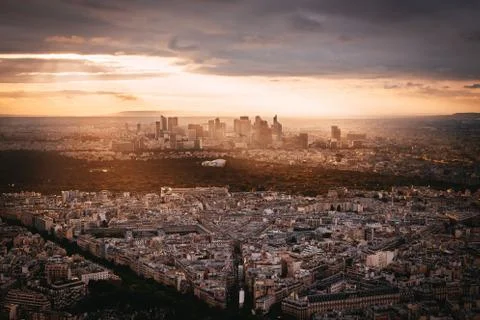 Sunset view to La Denfense in Paris, France Foto stock