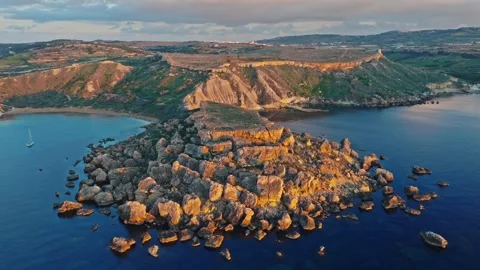 Sunset view of Malta island. Rocks, Mediterranean sea Vídeo Stock 323856626