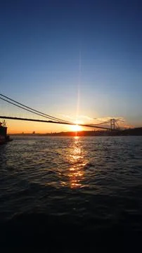 Sunset view over Bosphorus Bridge, Istanbul, perfect for vertical wallpaper. Foto stock