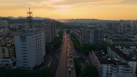 Sunset view over a bustling urban landscape highlighting traffic and cityscapes 库存影片 333774521
