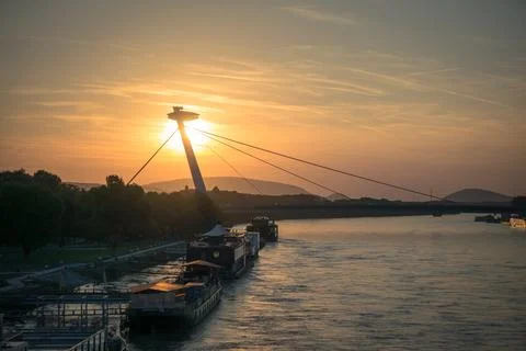 Sunset view over the river with a modern bridge Foto stock