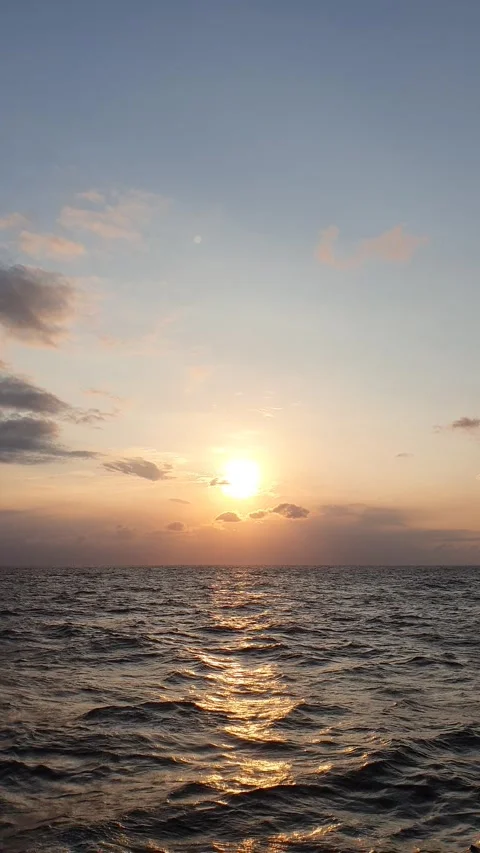 Sunset view over the sea Vídeos de archivo 336073343