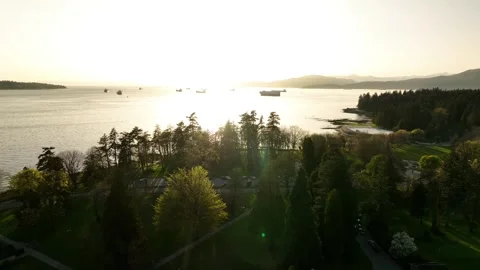 Sunset view of Pacific Ocean over Stanley Park in Vancouver 库存影片 241370147