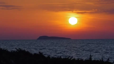 A sunset view with palm trees and Kalymnos island in the background in slow.. 스톡 동영상 290097213