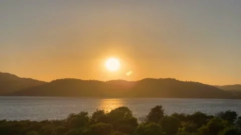 Sunset view in a paradisiac mountains over river. Vídeo Stock 205594277