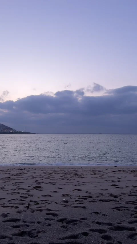 Sunset view on a quiet and relaxing beach in a city in northern Spain 動画素材 204796707